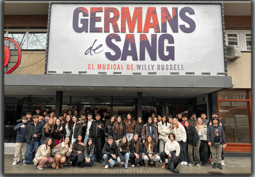 Batxillerat Escola Closa al Teatre Condal – Germans de Sang Grup d’alumnat de Batxillerat de l’Escola Closa davant del Teatre Condal de Barcelona el dia de la sortida per veure “Germans de Sang”.